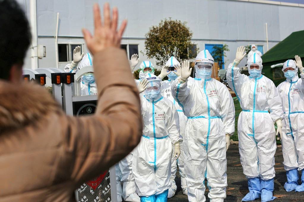 Paciente se despede da equipe médica em Wuhan: primeiros sinais do que viria a ser a maior crise de saúde da história moderna começaram em dezembro (China Daily/Reuters)