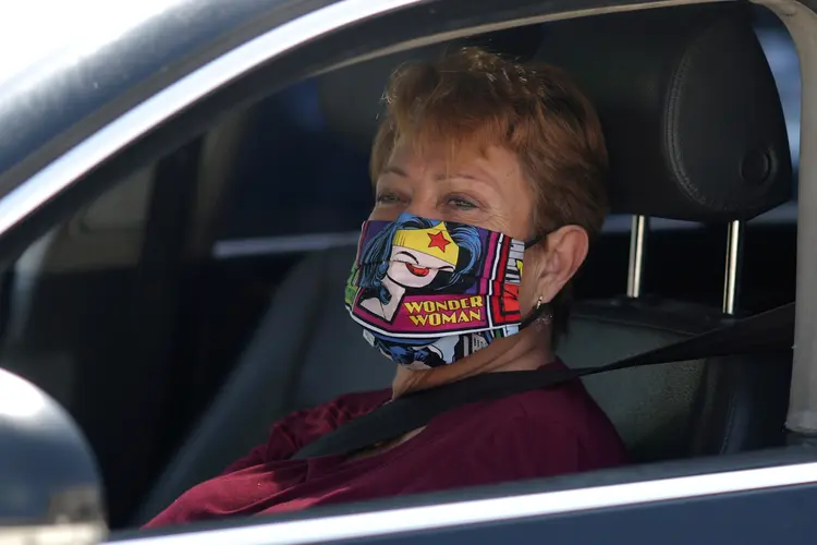 Mulher usa máscara de proteção estilizada em Los Angeles (Lucy Nicholson/Reuters)