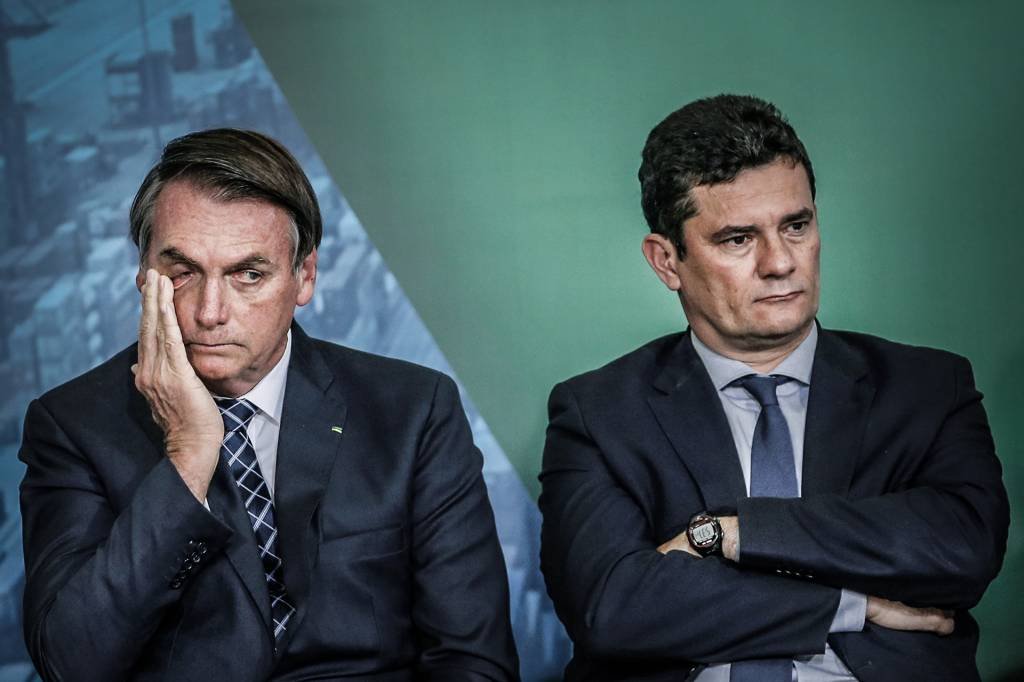 O presidente do Brasil, Jair Bolsonaro, e o agora ex-ministro da Justiça, Sérgio Moro: saída de Moro foi motivada por troca na cúpula da Polícia Federal (Adriano Machado/Reuters)