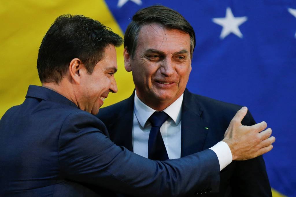 Bolsonaro diz a apoiadores que PF reabrirá investigação sobre facada