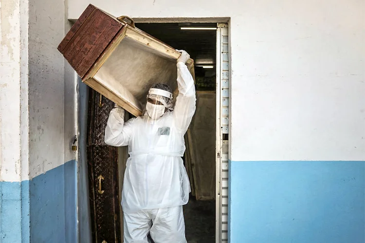 Coronavírus em Manaus: apenas 32% dos estados brasileiros disponibilizam o detalhamento de todos os registros de casos (Bruno Kelly/Reuters)