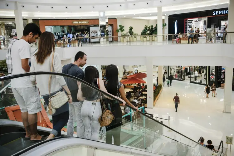 Shopping em Brasília antes da crise de coronavírus: a redução do consumo foi generalizada, desde compras de maior valor, como veículos, a itens mais baratos, como alimentos e bebidas (Bloomberg/Bloomberg)
