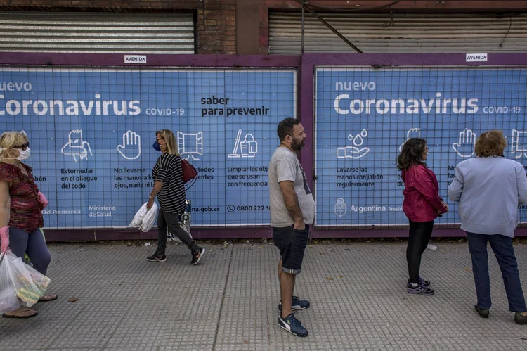 Pessoas fazem fila no Banco de la Nacion, em Buenos Aires, Argentina, na sexta-feira, 3 de abril de 2020.  (Sarah Pabst/Bloomberg)