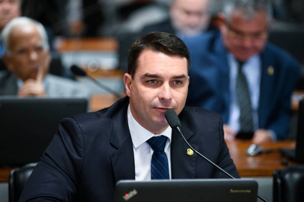 Flávio Bolsonaro depõe pela 1ª vez ao MP do Rio sobre caso das rachadinhas