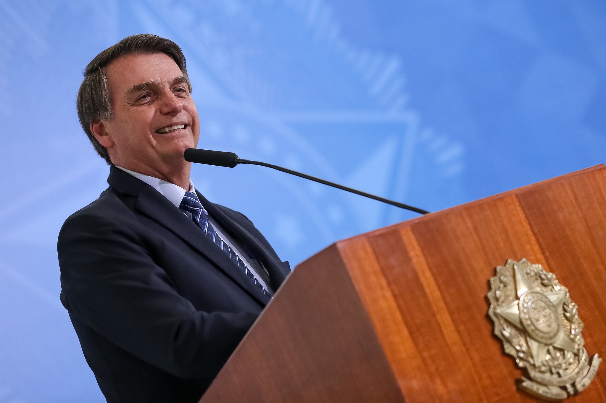 Bolsonaro assina decreto que amplia por dois meses o auxílio de R$ 600