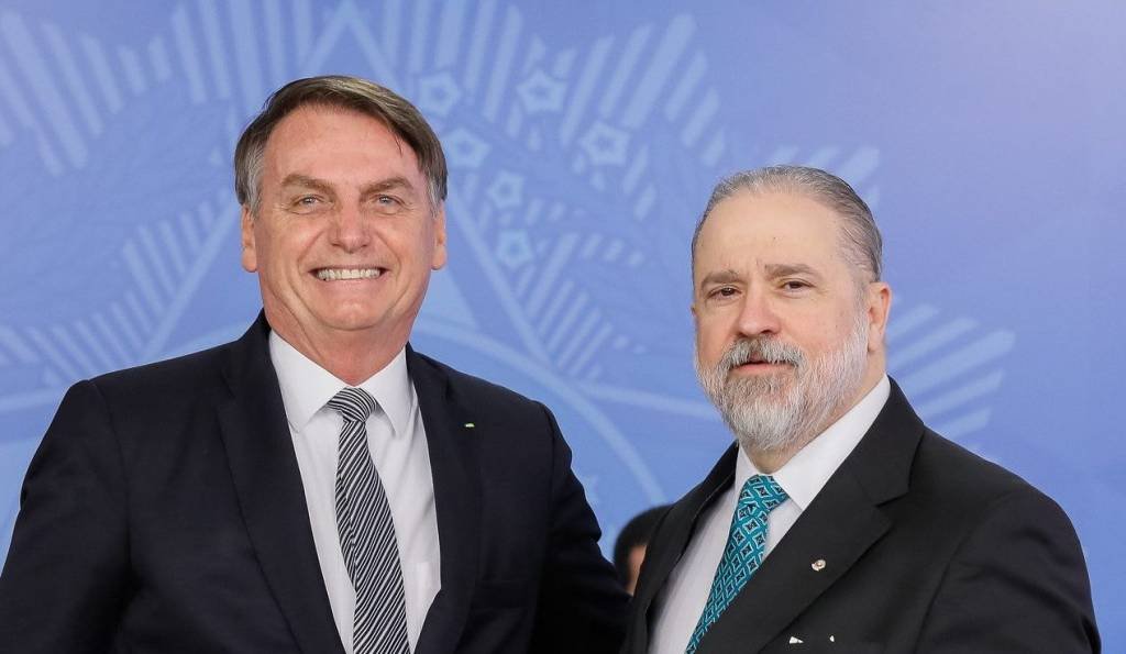 Após inquérito que mira Bolsonaro, Aras encontra presidente no Planalto