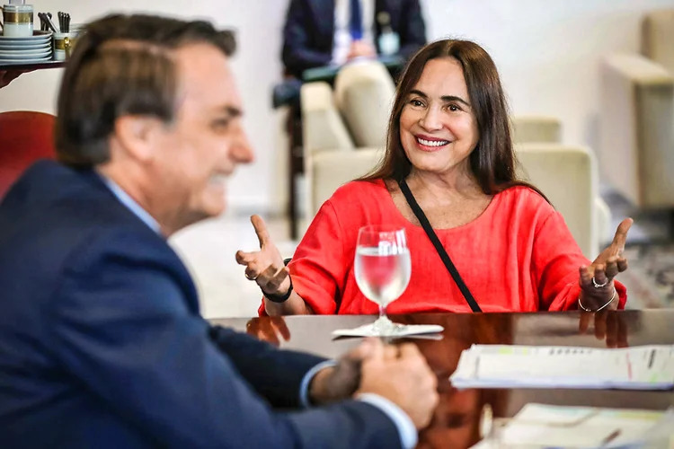 Bolsonaro e Regina Duarte: ambos publicaram um vídeo juntos no Twitter para anunciar sua saída (Marcos Corrêa/PR/Flickr)