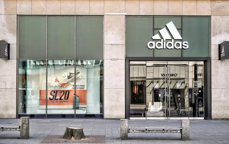 Loja da Adidas em Hamburgo, na Alemanha, no fim de março: apesar de algumas reaberturas em abril, mais de 70% das lojas da empresa no mundo seguem fechadas (Fabian Bimmer/Arquivo/Reuters)