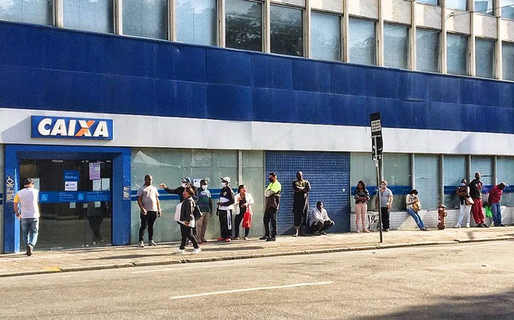 Caixa: as agências em diversas partes do país registram grandes filas e aglomerações de pessoas que não fazem parte do público alvo do atendimento presencial (Djalma Vassao/Fotos Públicas)