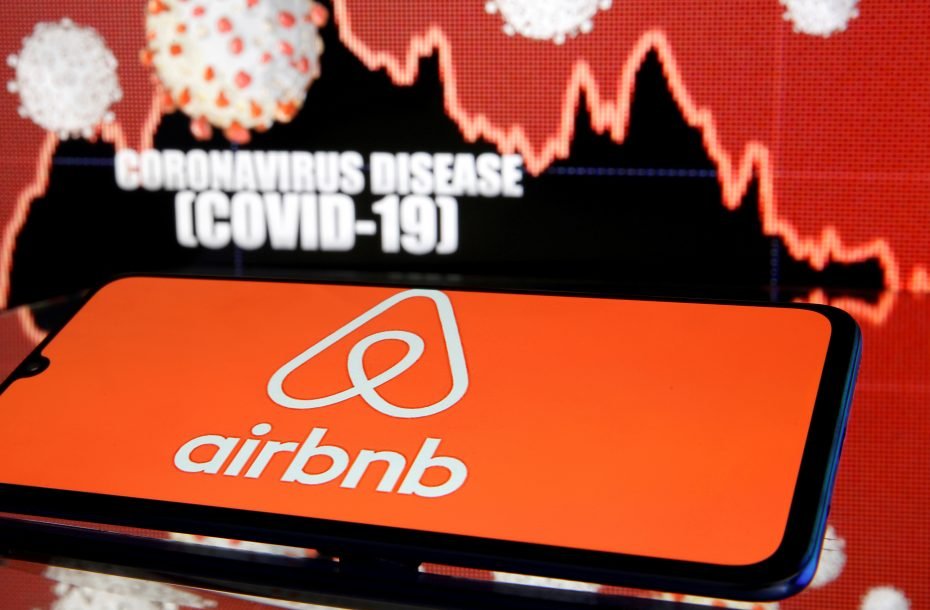 Airbnb: IPO que estava previsto para este ano pode ser adiado (Dado Ruvic/Illustration/File Photo/Reuters)