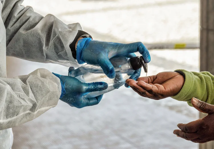 Álcool em gel (Horacio Villalobos/Getty Images)