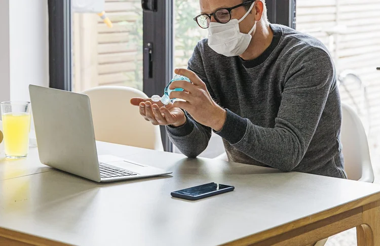 Álcool em gel: produto se esgotou em boa parte das farmácias físicas, enquanto demanda no online também subiu mais de 4.000% no ano passado (iStock/Getty Images)