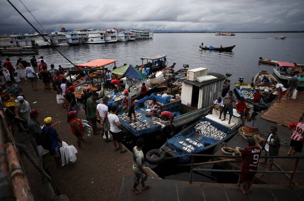 Pessoas aglomeradas em feira de Manaus: segundo as autoridades locais, a população não está respeitando o isolamento (Bruno Kelly/Reuters)