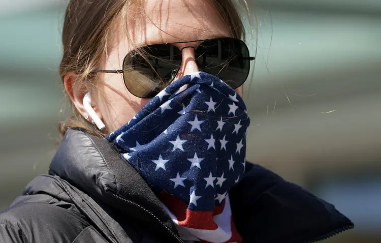 Pessoas de máscaras em NY: estado chegou a ser o epicentro da pandemia dentro do país, mas sua curva de infecção teve forte queda (Kevin Lamarque/Reuters)