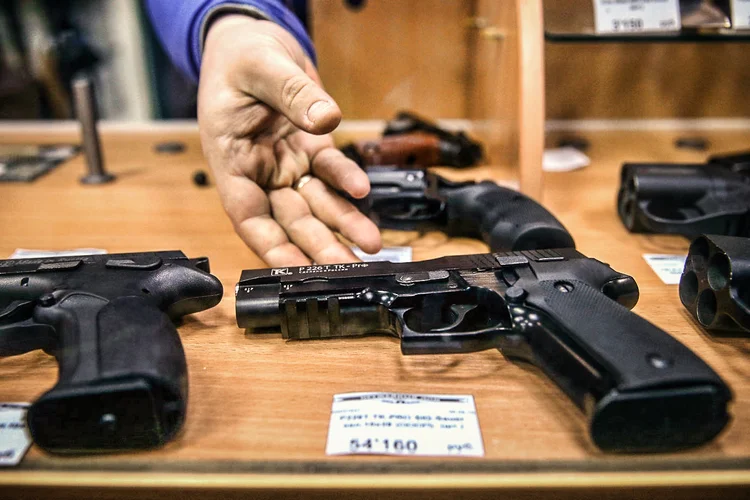 Armas: O IPI incide sobre os produtos industrializados, e o valor costuma ser repassado ao consumidor no preço final das mercadorias (Yegor Aleyev/Getty Images)