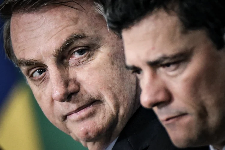 Bolsonaro e Moro: o presidente disse que avalia a recriação do Ministério da Segurança Pública, o que enfraqueceria a pasta de Moro (Adriano Machado/Reuters)