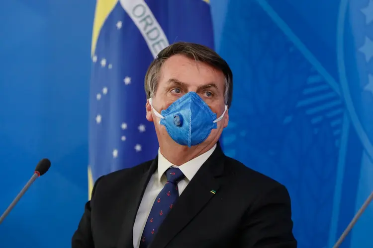 Entrevistas: Bolsonaro e ministros usaram máscaras em diversas coletivas de imprensa mas o equipamento foi abandonado. (Isac Nóbrega/Agência Brasil)