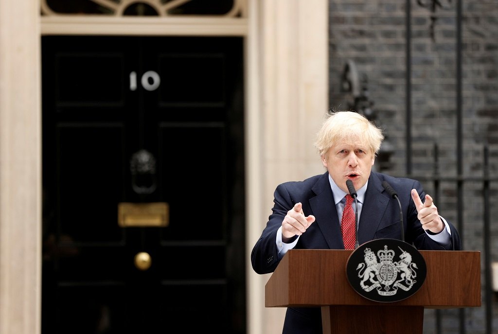 Recuperado da covid-19, Boris Johnson volta ao trabalho