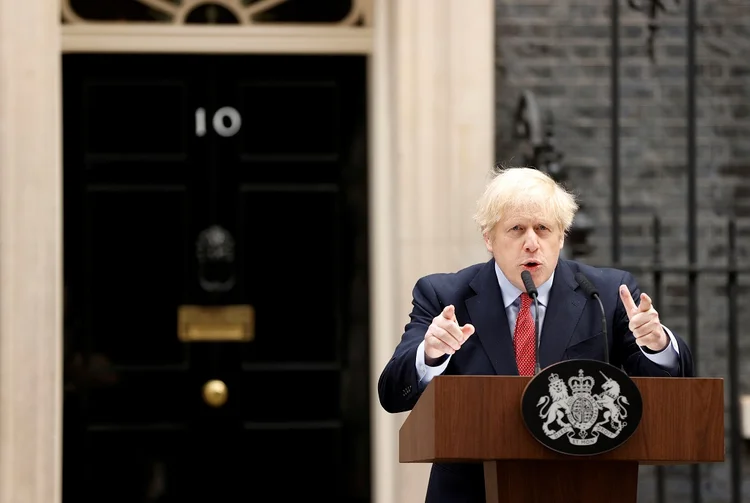 BORIS JOHNSON DE VOLTA: premiê britânico fez pronunciamento em frente à residência oficial (John Sibley/Reuters)