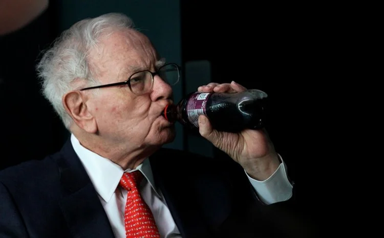 BUFFETT: “Charlie e eu sentimos sua falta, mas veremos muitos milhares de vocês no próximo ano” (Rick Wilking/Reuters)