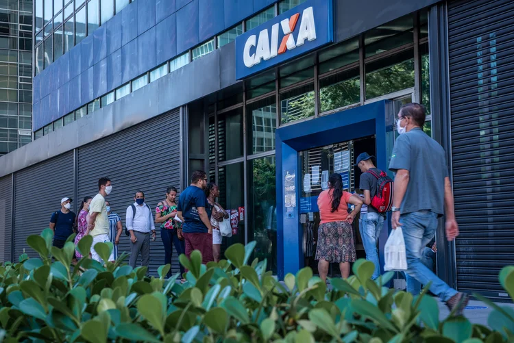 Caixa: agências em diversas partes do país registram grandes filas e aglomerações de pessoas que não fazem parte do público alvo do atendimento presencial (Germano Lüders/Exame/Exame)