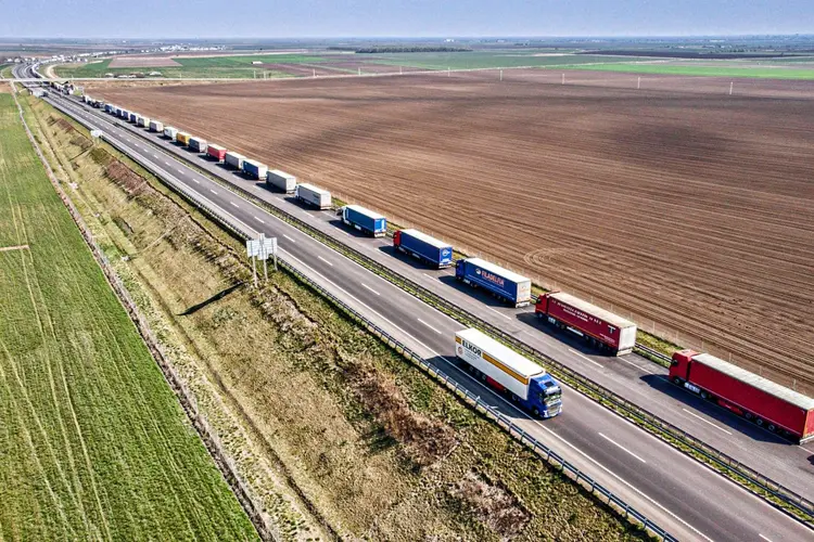 Caminhões esperam para atravessar a fronteira da Hungria para a Romênia, 8 de abril de 2020. (Akos Stiller/Bloomberg)