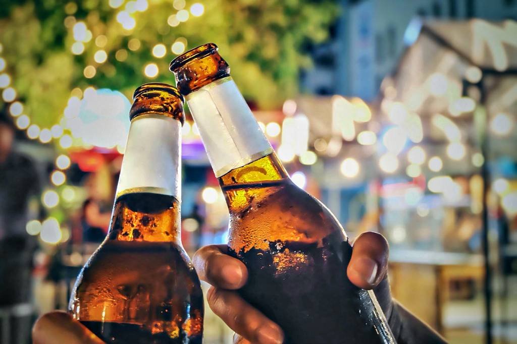 Cerveja: situações de pandemia podem desencadear um aumento nos índices de alcoolismo (Junjira Konsang / EyeEm/Getty Images)