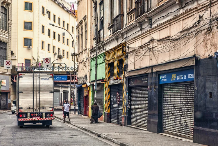 Rua 25 de março em SP: fala do prefeito Bruno Covas de que estabelecimentos comerciais não devem retornar à atividade no dia 1º de junho pegou representantes de comércios e serviços de surpresa (Germano Lüders/Exame)