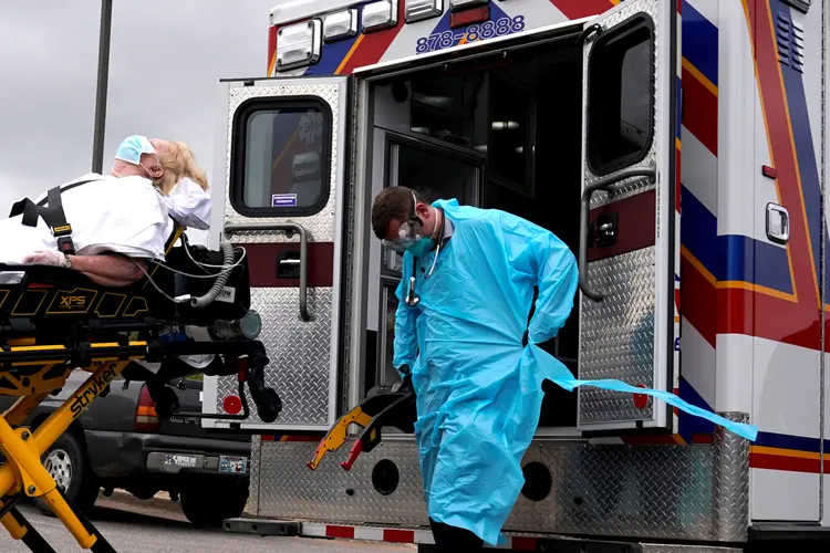 Com equipamentos protetores, paramédicos transportam paciente com suspeita de coronavírus em Shawnee, Oklahoma (EUA) 
02/04/2020
REUTERS/Nick Oxford (Nick Oxford/Reuters)