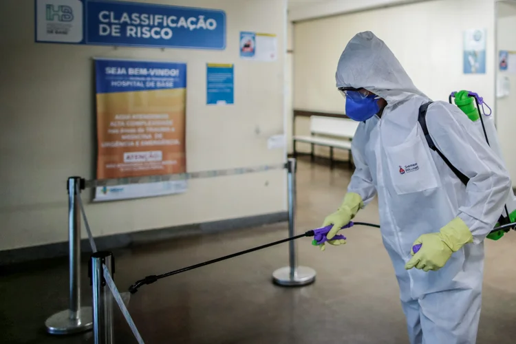 Hospital sendo desinfetado em Brasília: orçamento extra contra coronavírus  (Ueslei Marcelino/Reuters)