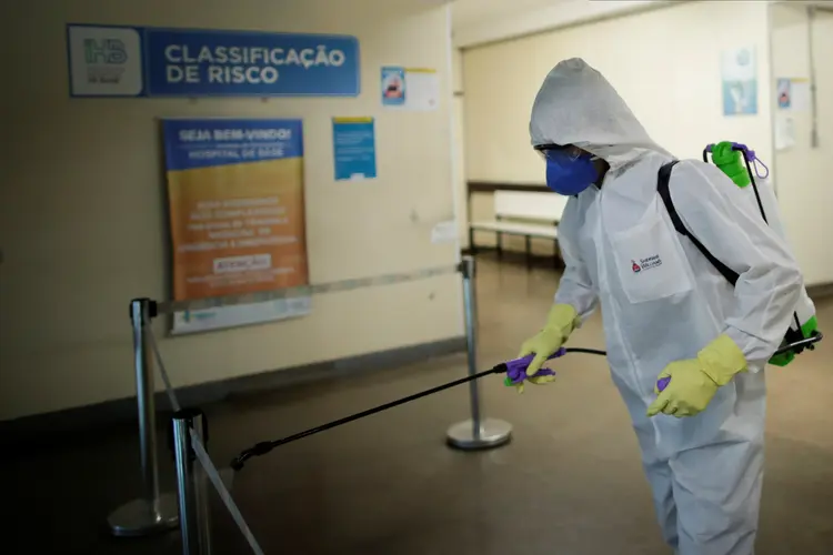 Hospital sendo desinfetado em Brasília: orçamento extra contra coronavírus  (Ueslei Marcelino/Reuters)
