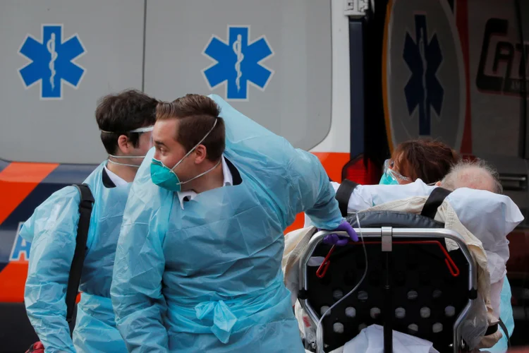 Ambulância em Massachusetts, nos EUA: país chegou a mais de 16.000 mortes por coronavírus (Brian Snyder/Reuters)