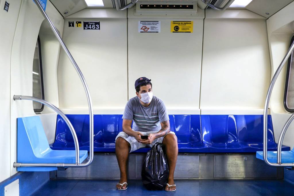 Transporte público: epidemia de coronavírus fez o movimento cair nos trens, metrôs e ônibus de São Paulo. (Amanda Perobelli/Reuters)