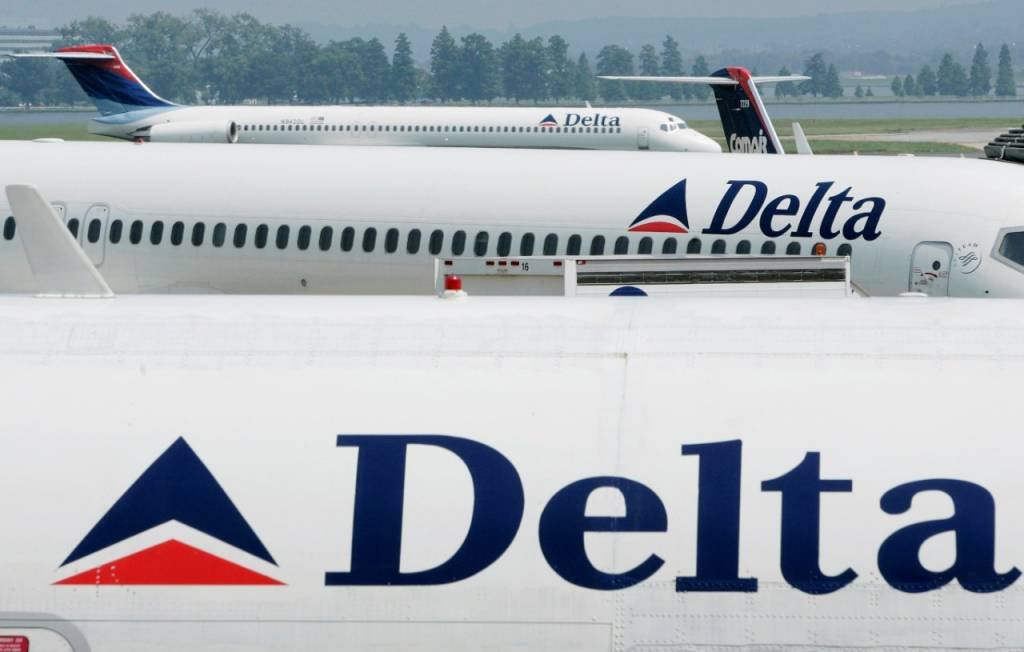 Delta Air Lines: A empresa disse que a variante Ômicron provavelmente atrasará a recuperação da demanda de viagens em 60 dias (Larry Downing/Reuters)