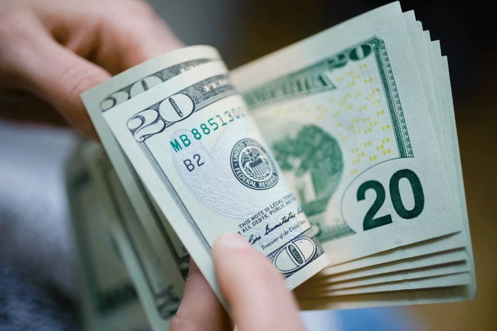 Dólar fecha em queda ao sabor da inflação americana, Moedas e Juros