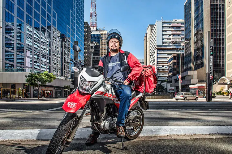 Paulo Lima é motoboy e trabalha para três aplicativos difetentes de entrega, iFood, Uber e Rappi
 (Germano Lüders/Exame)