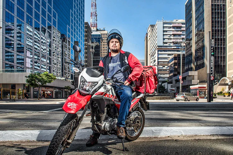 Paulo Lima é motoboy e trabalha para três aplicativos difetentes de entrega, iFood, Uber e Rappi
 (Germano Lüders/Exame)