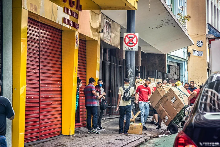 Rua 25 de março, em São Paulo: 63% das empresas ouvidas pelo Sebrae tiveram perda de faturamento mensal de mais de 50% até o momento (Germano Lüders/Exame)