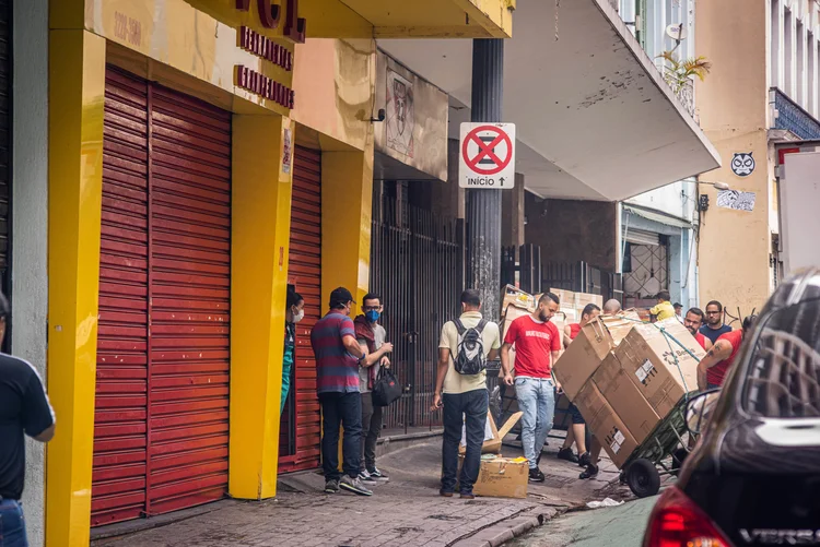 Rua 25 de março, em São Paulo: além da dificuldade de acesso a crédito, os pequenos negócios já tiveram que realizar as primeiras demissões por conta da crise (Germano Lüders/Exame)