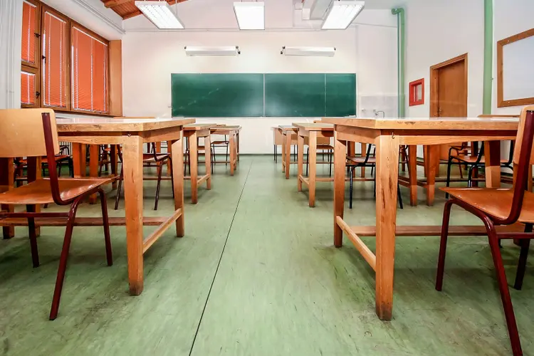 Sala de aula vazia: apenas 15,5% das escolas entrevistadas mantiveram cronograma em formato EaD (Depositphotos/Exame)