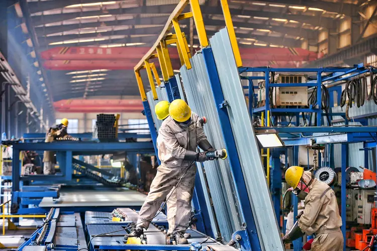 Fábrica na China: empresas estão gradualmente voltando ao trabalho (China Daily/Reuters)