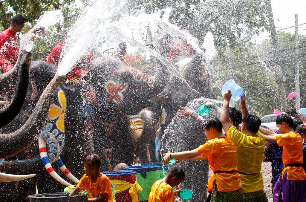 Tailândia cancela famoso festival da água por causa do coronavírus