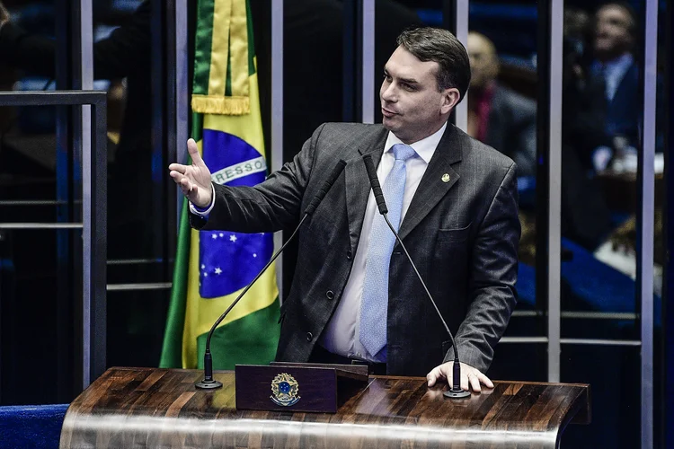 Flávio Bolsonaro: "Não sei a origem do dinheiro. Mas dá uma checada direitinho que eu tenho quase certeza que não deve ter nada a ver com Queiroz" (Pedro França/Agência Senado)