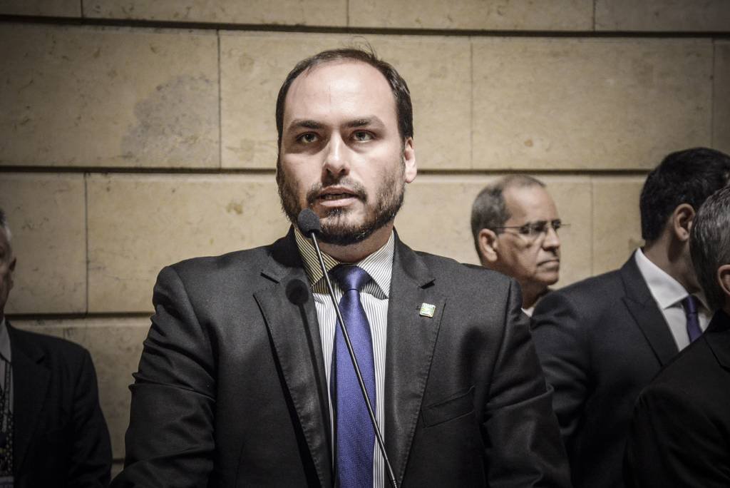 CPI da Covid: Senador pede quebra de sigilo de Carlos Bolsonaro e Pazuello