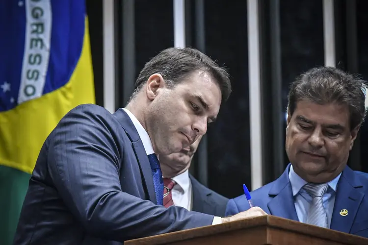 Flávio Bolsonaro: retiradas dos assessores coincidiram com períodos nos quais, segundo o MP do Rio, Flávio pagou despesas usando dinheiro em espécie (Geraldo Magela/Agência Senado)