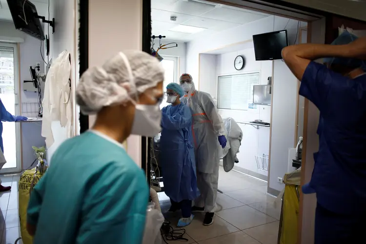 França: Apesar de índice de mortes mais alto, governo francês relata queda nos números de hospitalizados e internados na UTI (Benoit Tessier/Reuters)