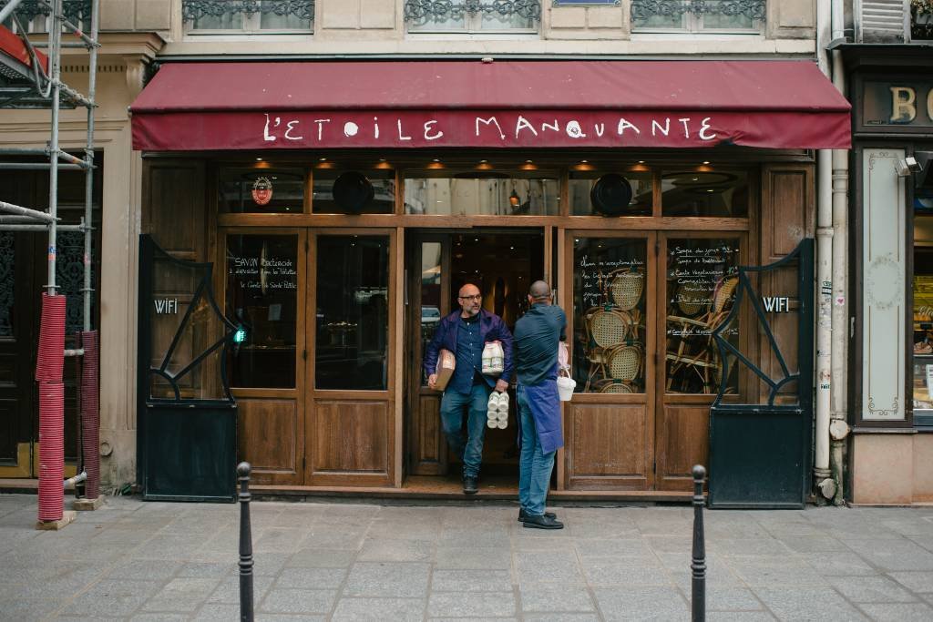 Bistrôs da França fecham, em um frenesi de doação de queijo e patê