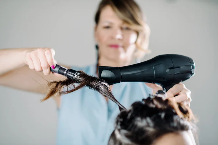 Drying hair in hair salon (Stevica Mrdja / EyeEm/Getty Images)