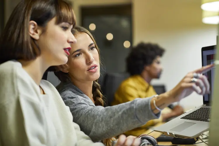 Segundo estudo do Citgroup, 31 milhões de mulheres enfrentam possíveis demissões em comparação com 13 milhões de homens (Morsa Images/Getty Images)