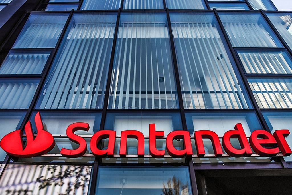 Santander: Já a margem com mercado, que reflete os resultados do Santander com tesouraria, caiu 96,9% em um ano, para R$ 84 milhões (Getty Images/Jakub Porzycki)
